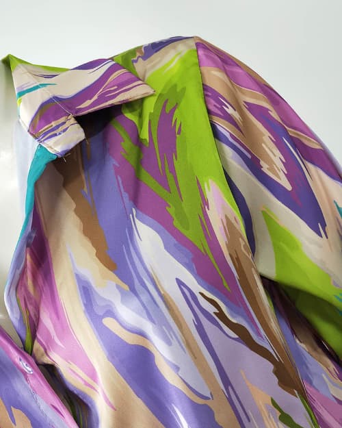 Camisa Mujer Tacto Raso - MelaniaBlusa Estampada Primavera Llego el tiempo de color! Y con el, las prendas mas energizantes del año. Nuestra blusa estampada de tacto raso para mujer, es suave como las flores de la primavera e ideal para usar con tus jeans