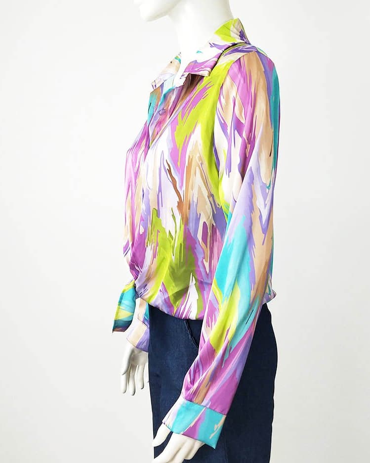 Camisa Mujer Tacto Raso - MelaniaBlusa Estampada Primavera Llego el tiempo de color! Y con el, las prendas mas energizantes del año. Nuestra blusa estampada de tacto raso para mujer, es suave como las flores de la primavera e ideal para usar con tus jeans