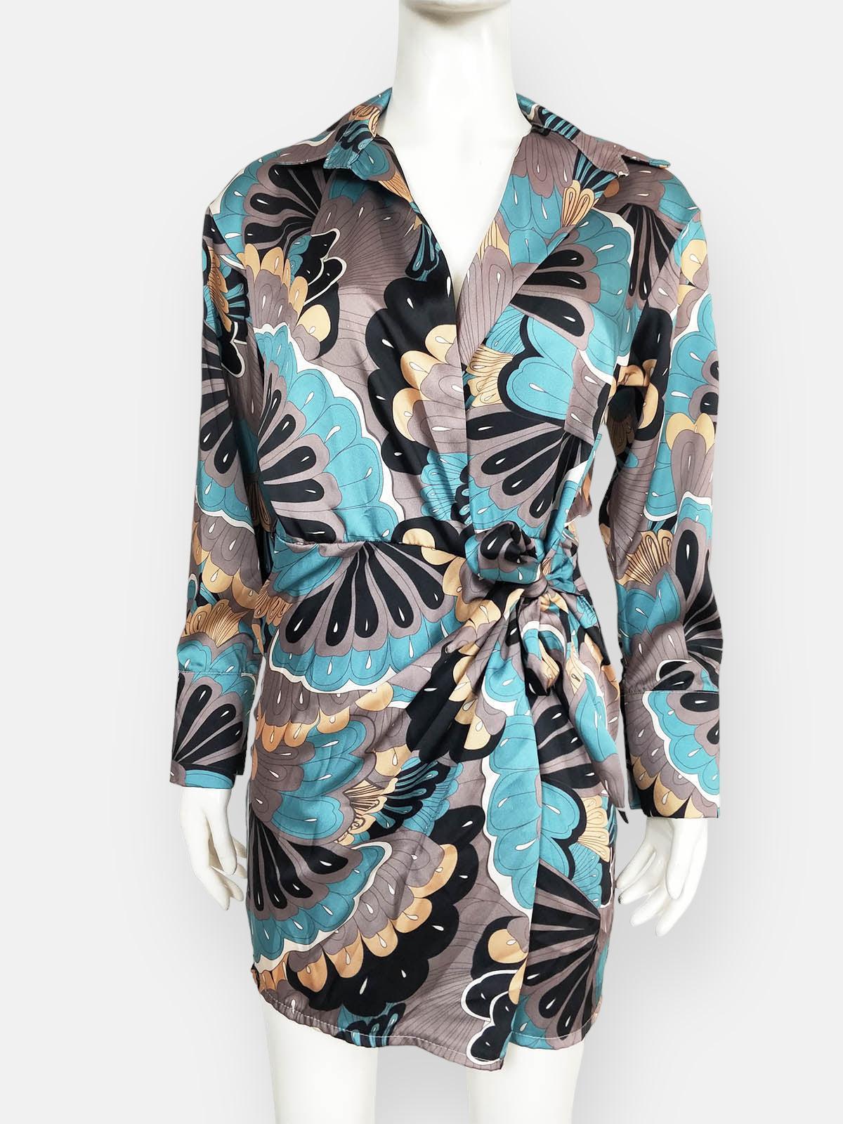 Vestido Fantasia Tendencia | 6 ColoresVestido Fantasia Tendencia Con un escote en V con estampado de fantasía que destaca entre los colores de moda, este vestido te ofrece un estilo único. Resalta tu figura con su cinta que se amarra en la cintura Caracte