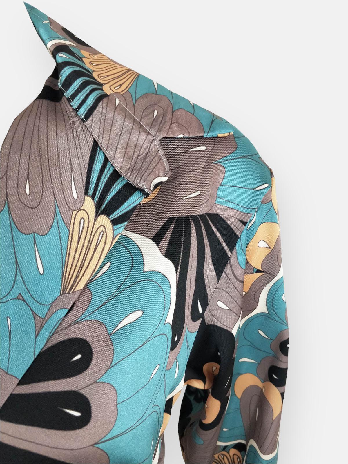 Vestido Fantasia Tendencia | 6 ColoresVestido Fantasia Tendencia Con un escote en V con estampado de fantasía que destaca entre los colores de moda, este vestido te ofrece un estilo único. Resalta tu figura con su cinta que se amarra en la cintura Caracte