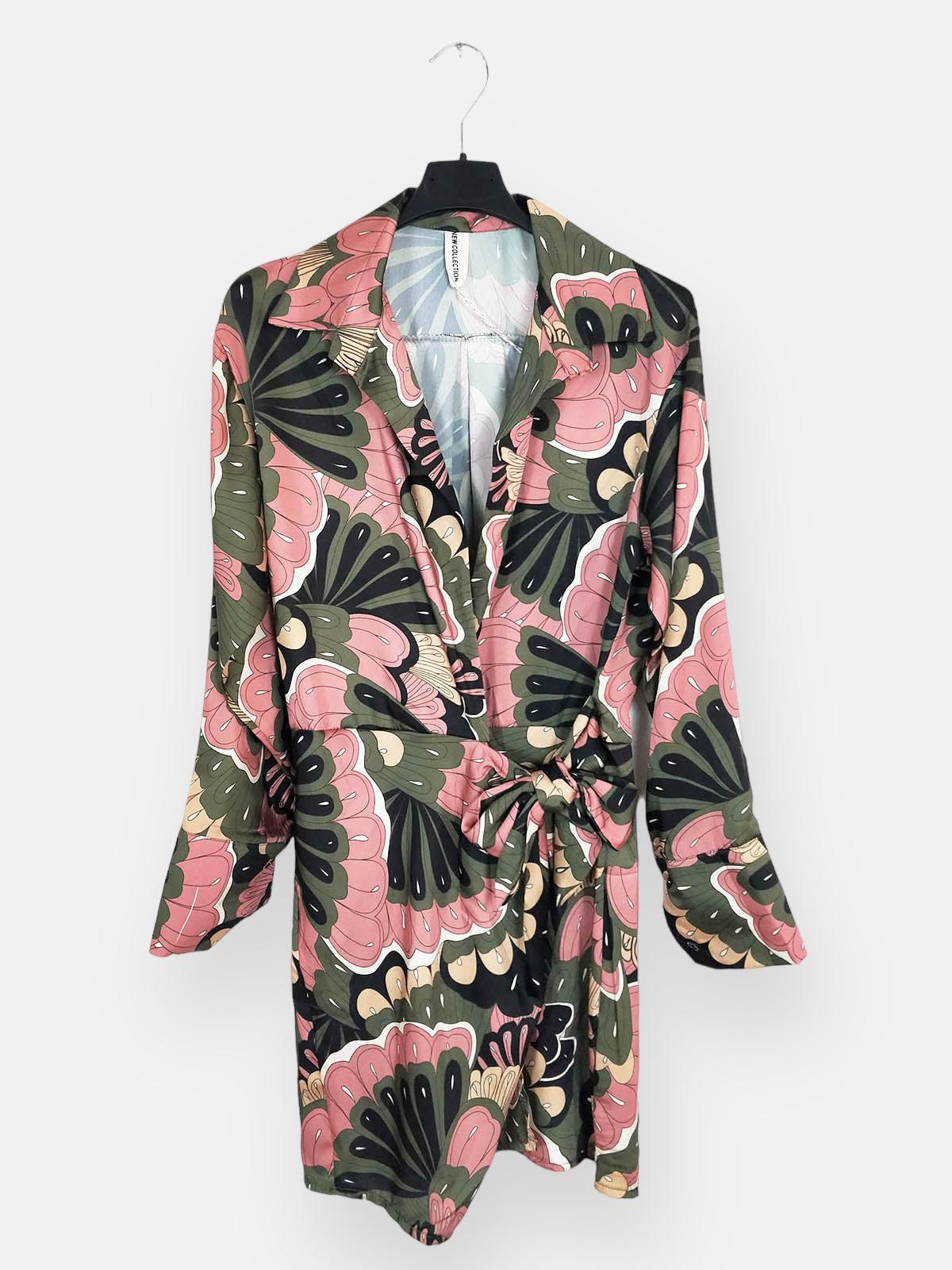 Vestido Fantasia Tendencia | 6 ColoresVestido Fantasia Tendencia Con un escote en V con estampado de fantasía que destaca entre los colores de moda, este vestido te ofrece un estilo único. Resalta tu figura con su cinta que se amarra en la cintura Caracte