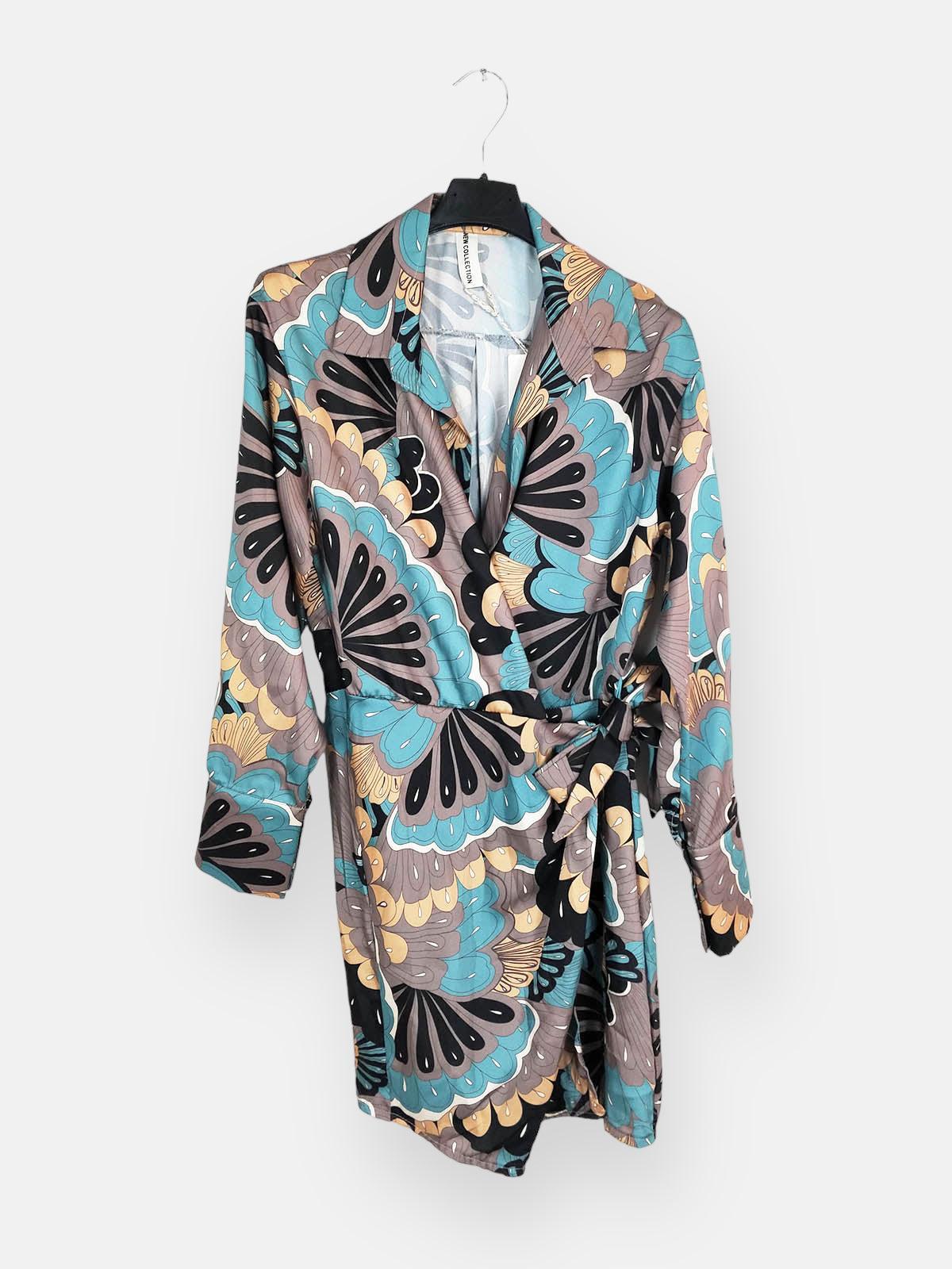 Vestido Fantasia Tendencia | 6 ColoresVestido Fantasia Tendencia Con un escote en V con estampado de fantasía que destaca entre los colores de moda, este vestido te ofrece un estilo único. Resalta tu figura con su cinta que se amarra en la cintura Caracte