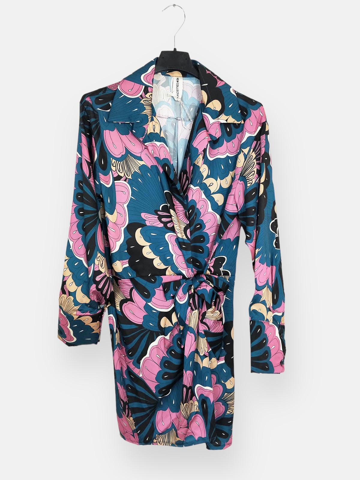 Vestido Fantasia Tendencia | 6 ColoresVestido Fantasia Tendencia Con un escote en V con estampado de fantasía que destaca entre los colores de moda, este vestido te ofrece un estilo único. Resalta tu figura con su cinta que se amarra en la cintura Caracte