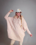 Capa jersey Oversize CamelEsta capa jersey oversize en crema es una pieza de lujo que no puede faltar en tu guardarropa. Con su capucha de pelito y su boton perla grande, te mantendrá cómoda y elegante. Talla única hasta la 2XL para adaptarse a todas las