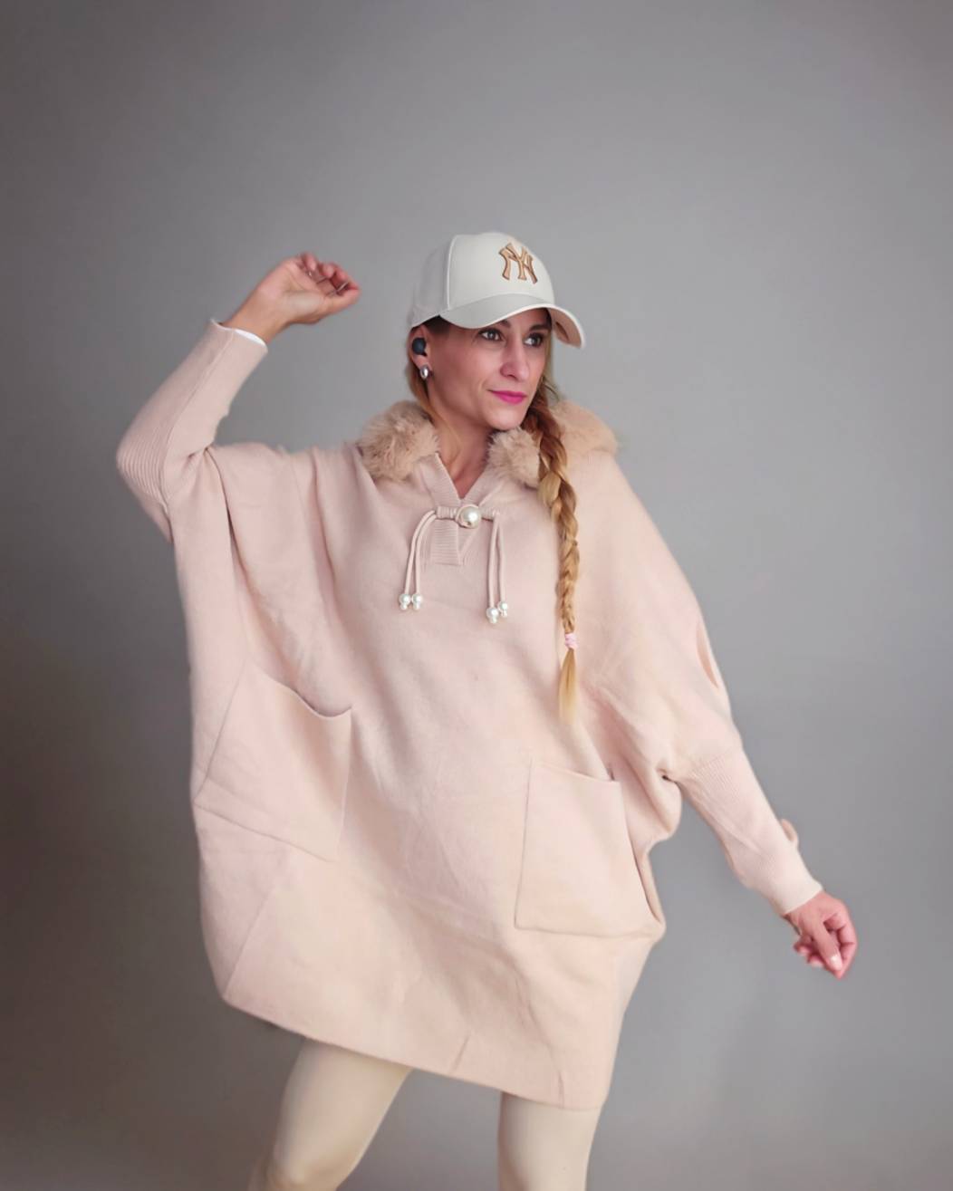 Capa jersey Oversize CamelEsta capa jersey oversize en crema es una pieza de lujo que no puede faltar en tu guardarropa. Con su capucha de pelito y su boton perla grande, te mantendrá cómoda y elegante. Talla única hasta la 2XL para adaptarse a todas las