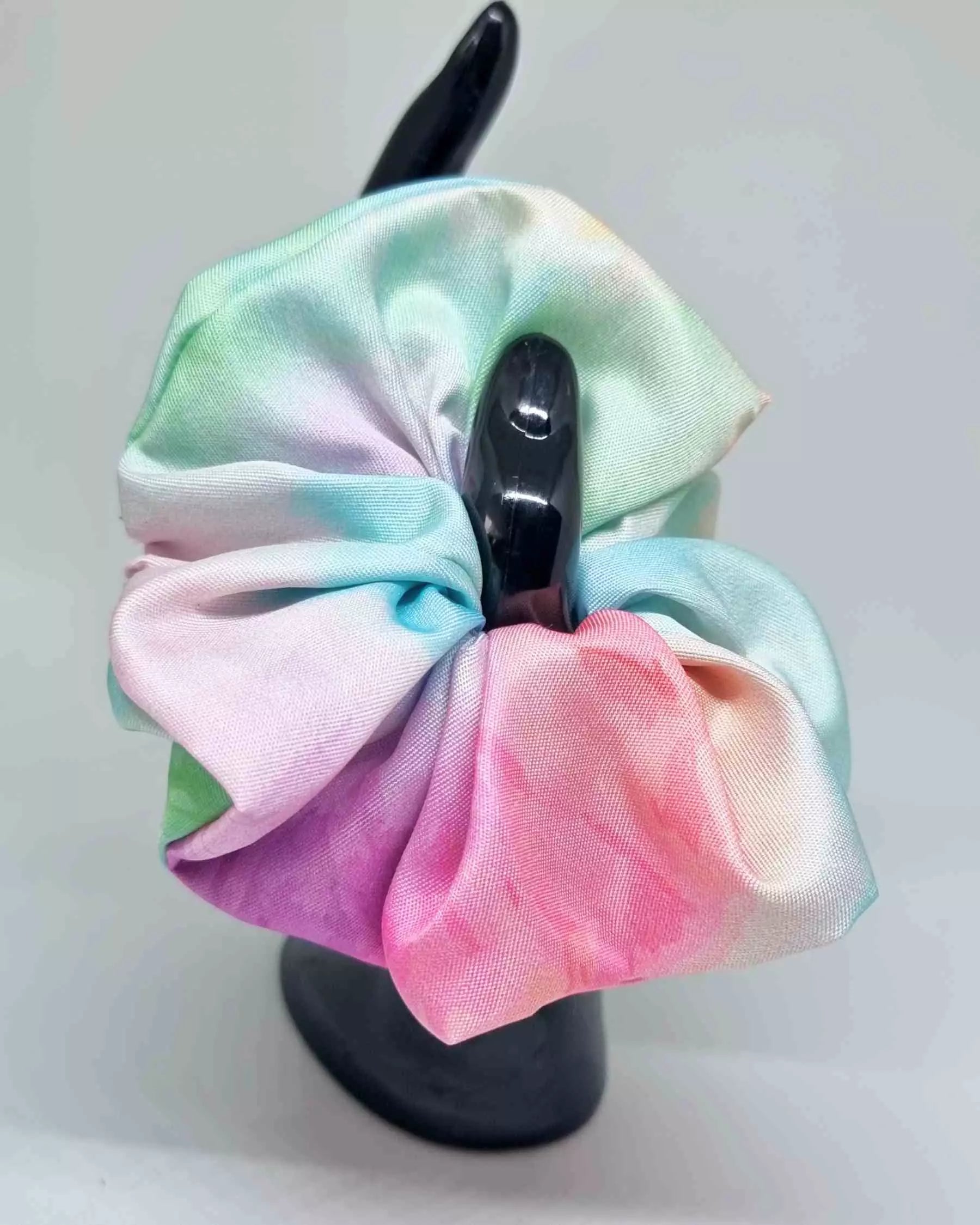 Scrunchie Mama & Me Tye DieDale a tu look de verano un toque único con el set de 2 coleteros Scrunchie Mama & Me Tye Die. Incluye 1 para la mamá de 12 cm y uno para la hija de 8 cm, hechos a mano con estampado colorido. Cuida tu cabello mientras luces un