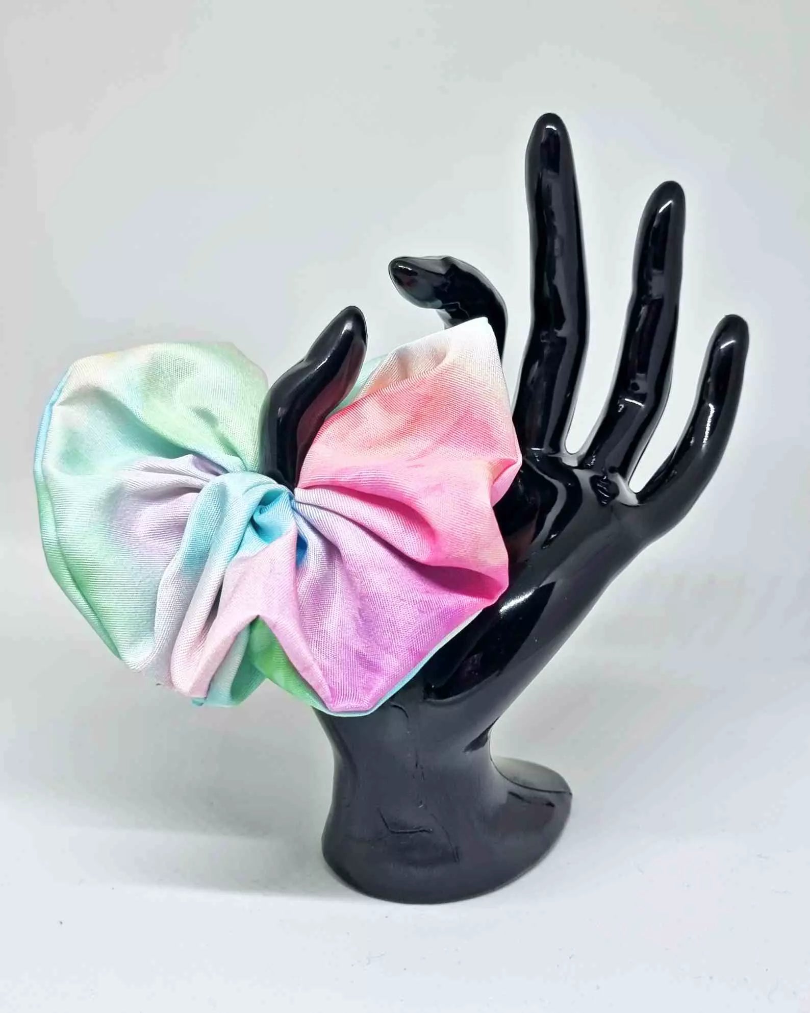 Scrunchie Mama & Me Tye DieDale a tu look de verano un toque único con el set de 2 coleteros Scrunchie Mama & Me Tye Die. Incluye 1 para la mamá de 12 cm y uno para la hija de 8 cm, hechos a mano con estampado colorido. Cuida tu cabello mientras luces un