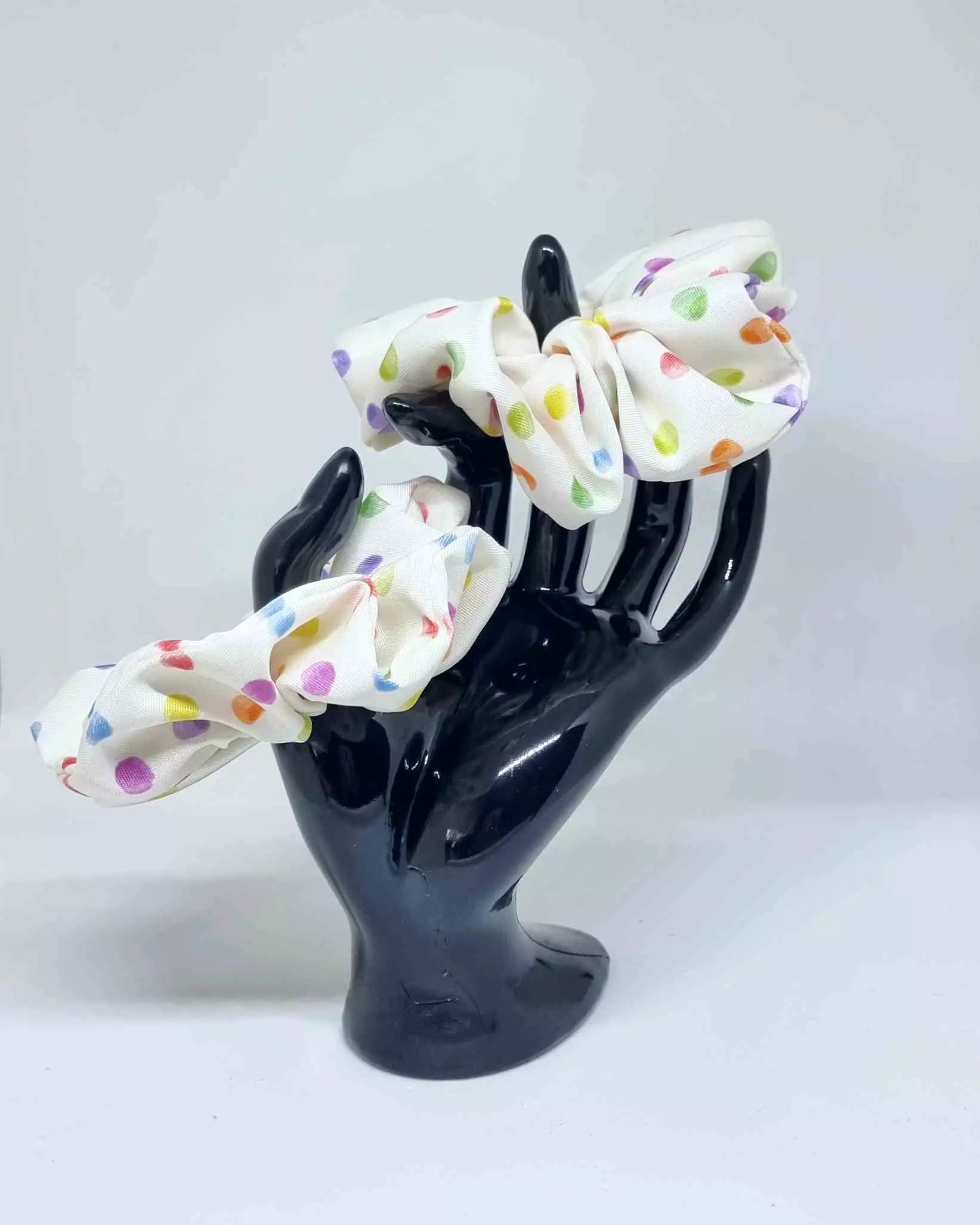 Scrunchie Feria Lunares | Haargummi HandmadeEste Scrunchie Feria Lunares es el accesorio perfecto para aportar un toque de sofisticación y estilo a tu look. Hecho a mano con divertidos lunares en colores exquisitos, este coletero no solamente mimará tu ca