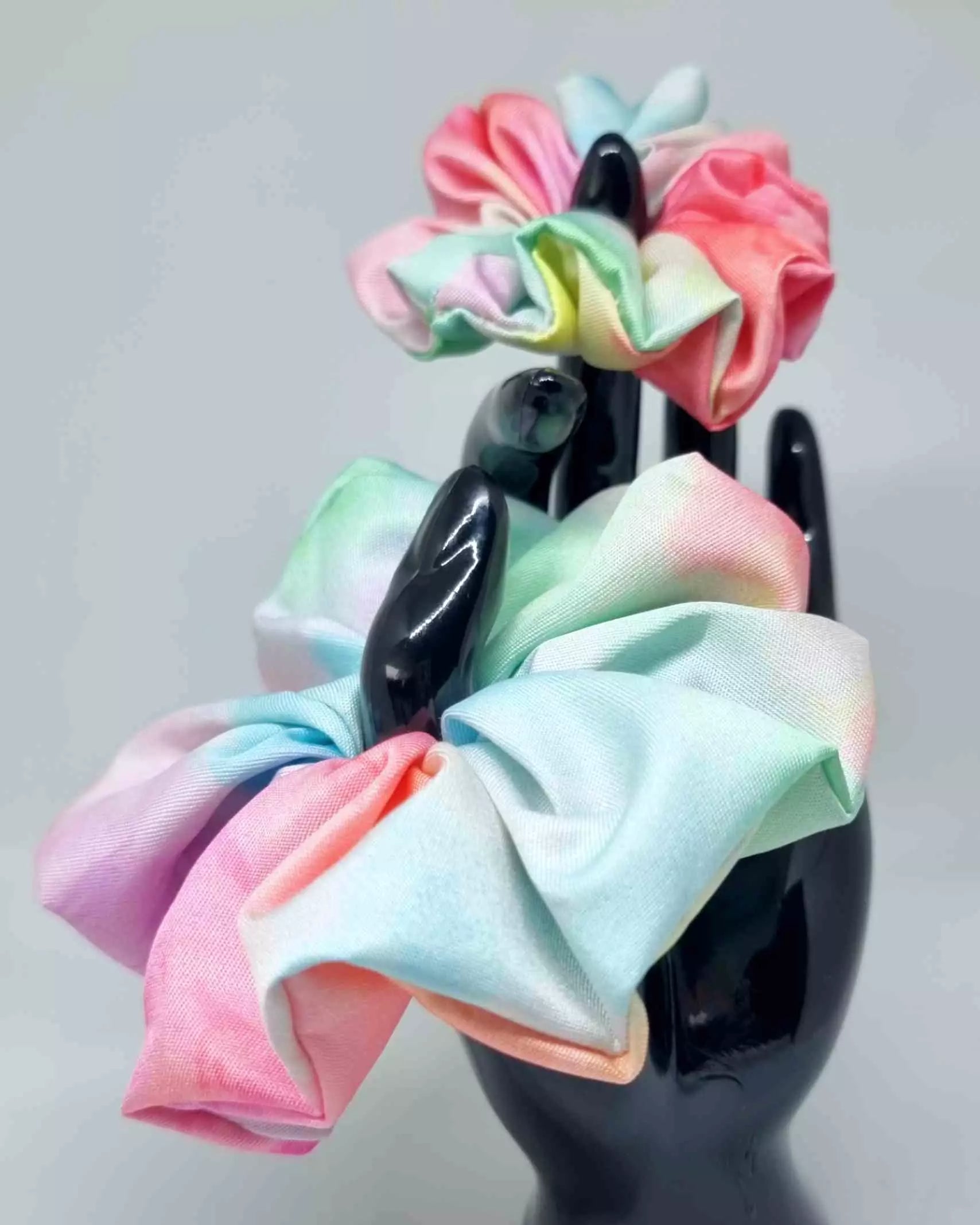 Scrunchie Mama & Me Tye DieDale a tu look de verano un toque único con el set de 2 coleteros Scrunchie Mama & Me Tye Die. Incluye 1 para la mamá de 12 cm y uno para la hija de 8 cm, hechos a mano con estampado colorido. Cuida tu cabello mientras luces un