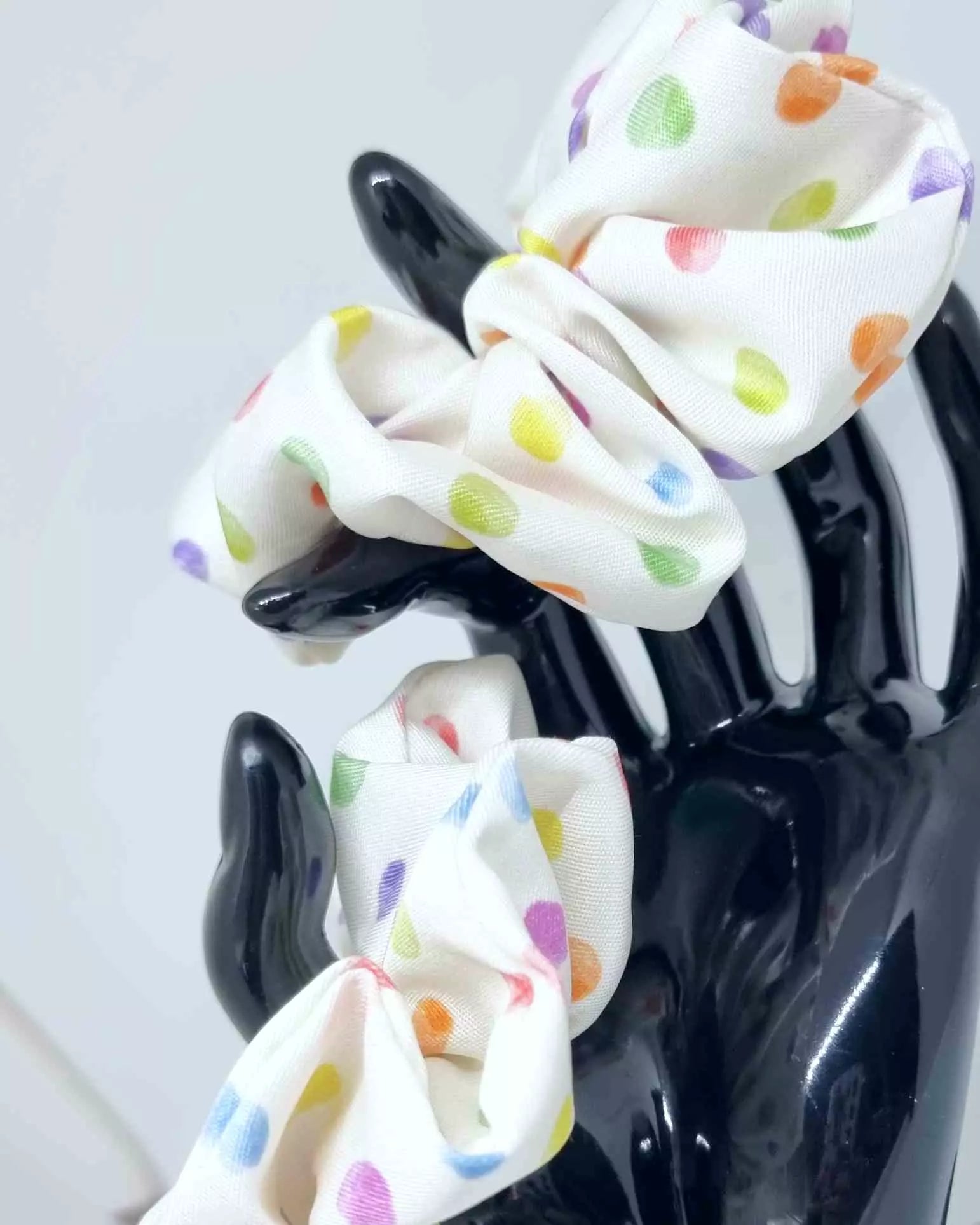 Scrunchie Feria Lunares | Haargummi HandmadeEste Scrunchie Feria Lunares es el accesorio perfecto para aportar un toque de sofisticación y estilo a tu look. Hecho a mano con divertidos lunares en colores exquisitos, este coletero no solamente mimará tu ca