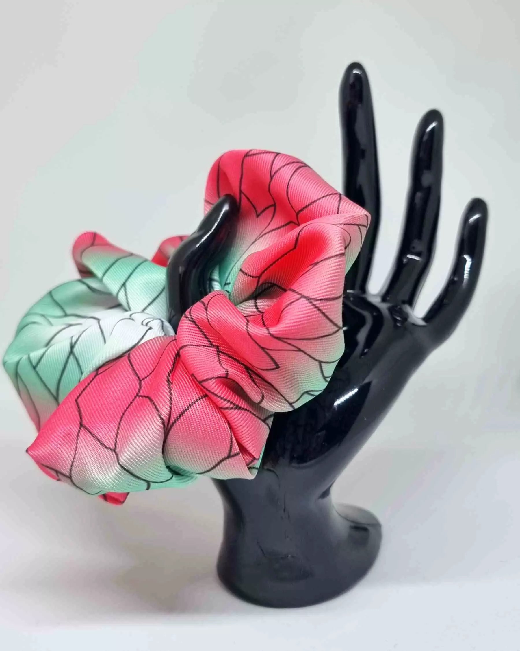 Scrunchie Anime XXL Demon SlayerEl Scrunchie Anime XXL Demon Slayer es una hermosa cinta del cabello con estilo inspirado en el anime. Está hecho a mano para ofrecer una mayor durabilidad y está hecho con materiales suaves para cuidado del cabello. El tam