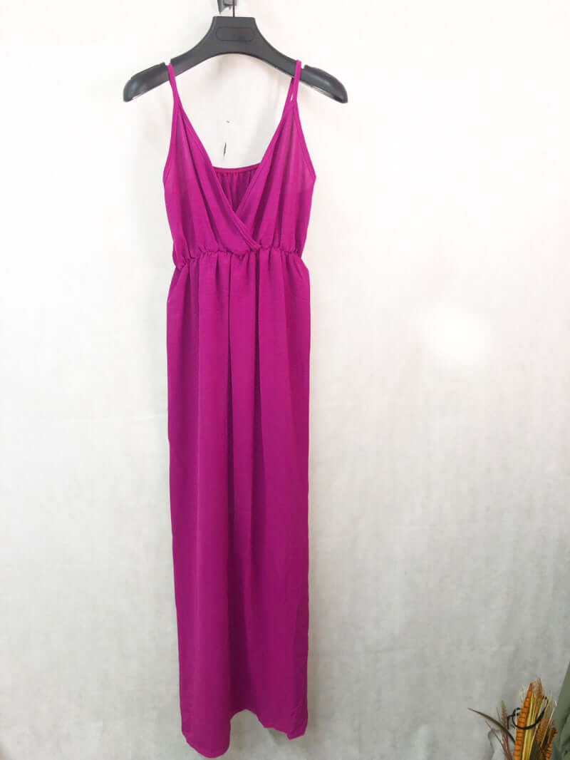 Vestido Largo Tirantes ClaraVestido Largo Tirantes Clara es una prenda elegante y versátil con escote cruzado y tirantes regulables. El color liso y la talla única de S/XL lo hacen adecuado para diversas ocasiones. Disfrute de su comodidad y estilo con es