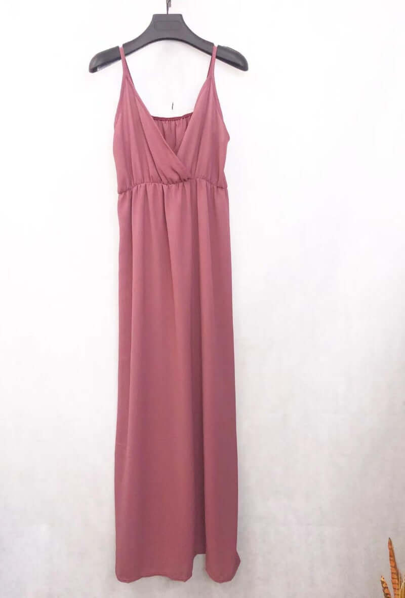 Vestido Largo Tirantes ClaraVestido Largo Tirantes Clara es una prenda elegante y versátil con escote cruzado y tirantes regulables. El color liso y la talla única de S/XL lo hacen adecuado para diversas ocasiones. Disfrute de su comodidad y estilo con es