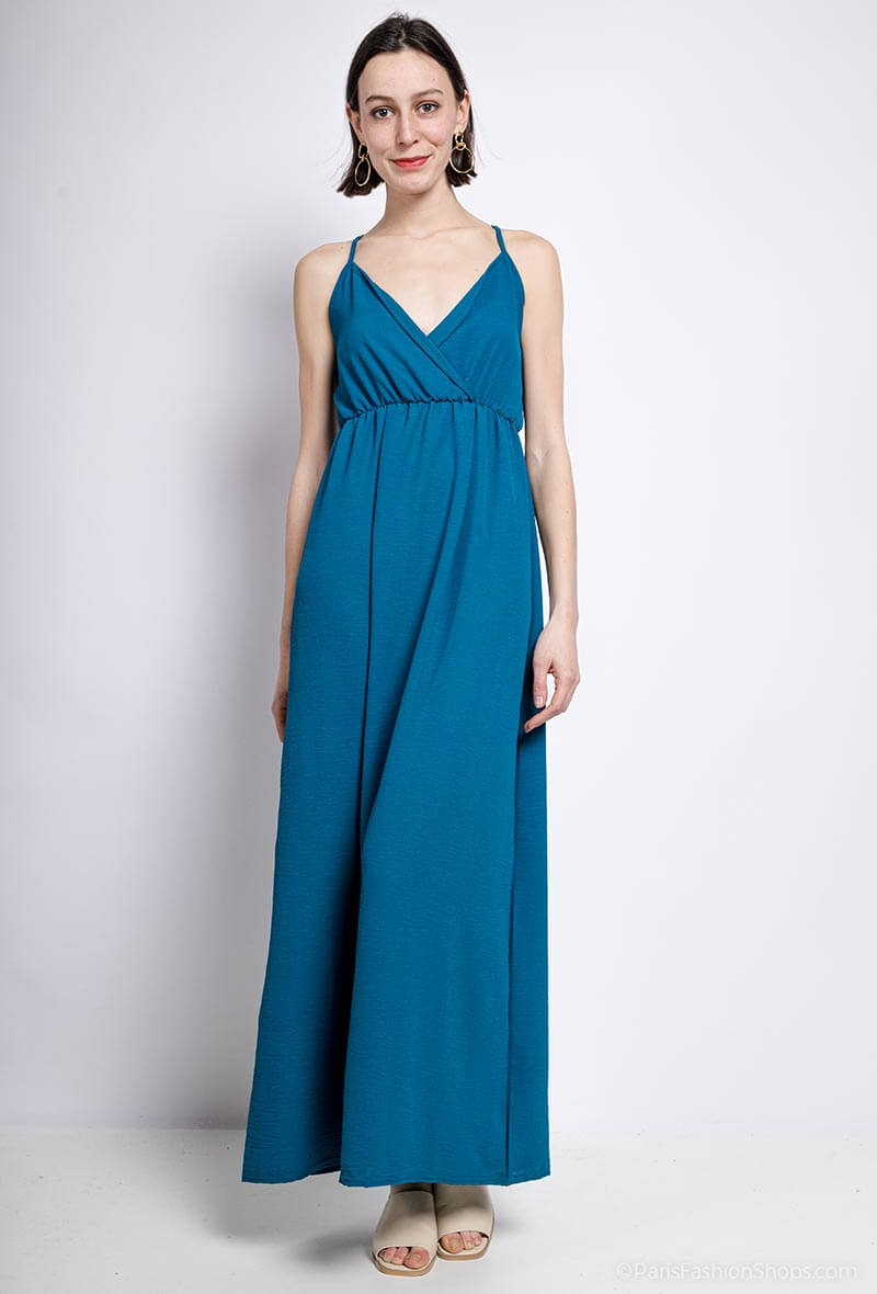 Vestido Largo Tirantes ClaraVestido Largo Tirantes Clara es una prenda elegante y versátil con escote cruzado y tirantes regulables. El color liso y la talla única de S/XL lo hacen adecuado para diversas ocasiones. Disfrute de su comodidad y estilo con es