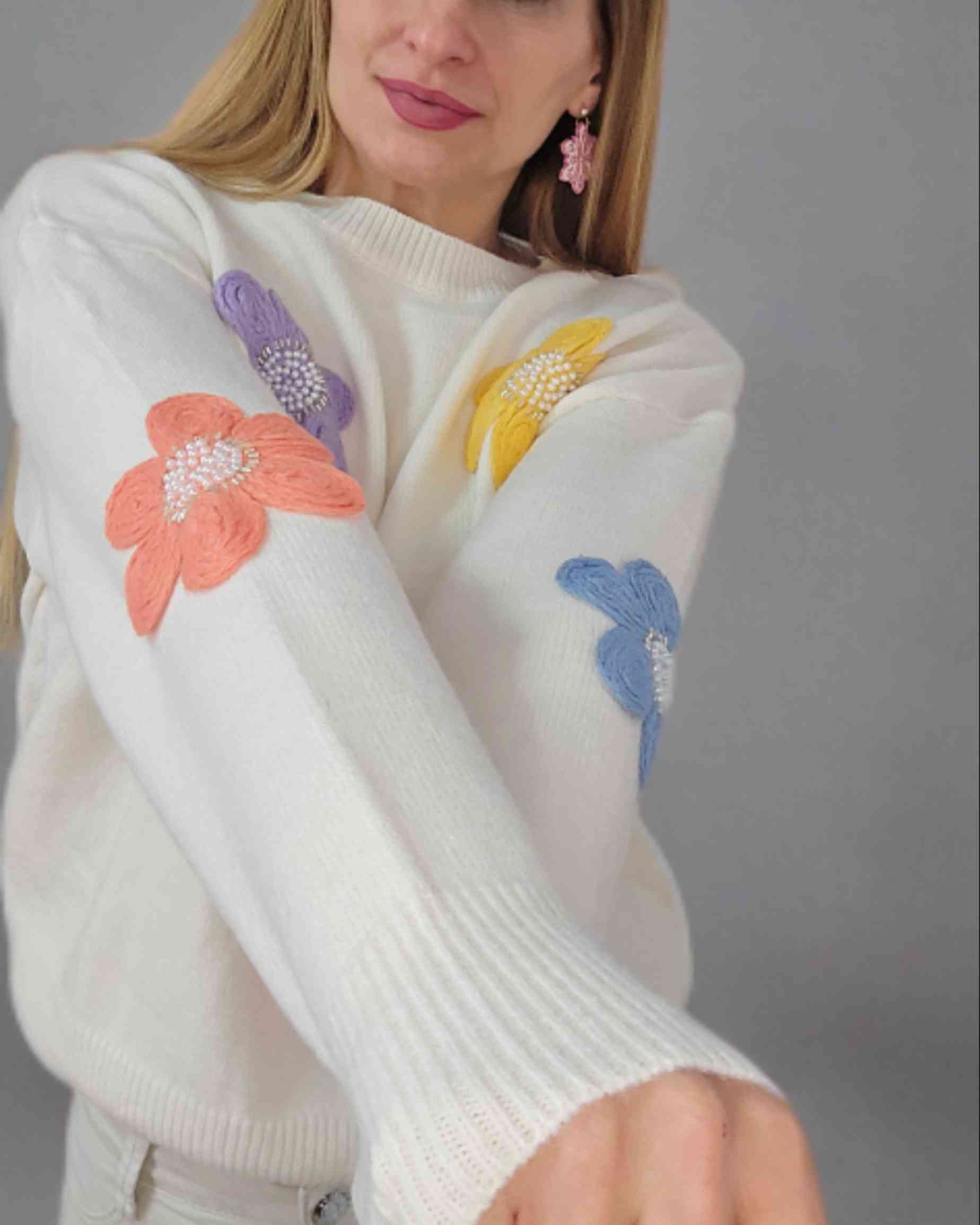 Pullover Jersey Flores BlancoDescubre el jersey perfecto. Este maravilloso jersey es cómodo y práctico, cuenta con flores en varios colores tejidas y avalarorios decorativos que le den un toque muy chic ¡Ademá ofrece calidez y un estilo único en esta temp