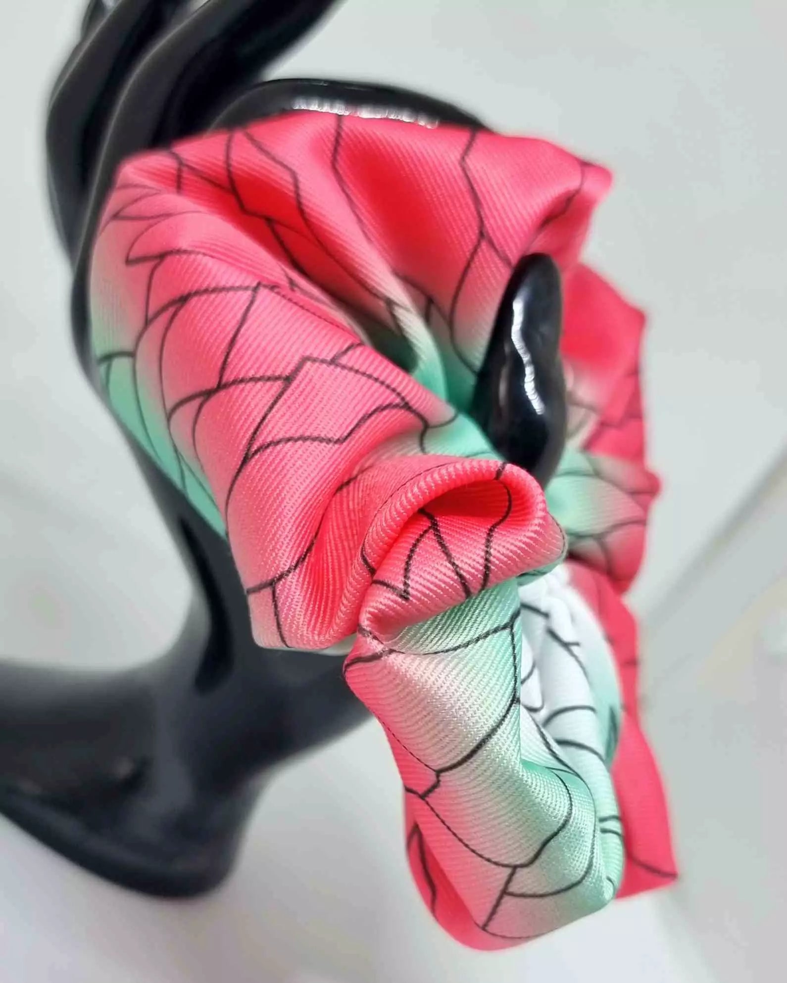 Scrunchie Anime XXL Demon SlayerEl Scrunchie Anime XXL Demon Slayer es una hermosa cinta del cabello con estilo inspirado en el anime. Está hecho a mano para ofrecer una mayor durabilidad y está hecho con materiales suaves para cuidado del cabello. El tam