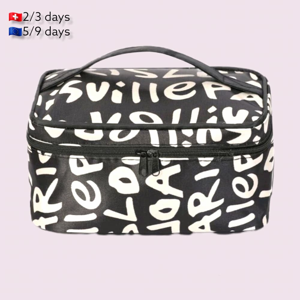 Neceser Diseño Letras | Makeup BagNeceser viaje estampado El complemento perfecto para llevar nuestros cosméticos seguros en los viajes. Con interior impermeable que garantiza una gran protección cuando viajamos. Características: Neceser Cuadrado Largo :2