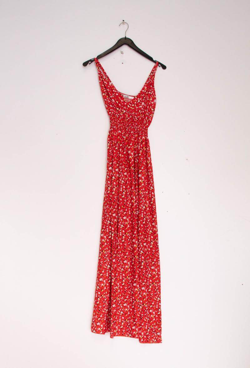 Vestido Glorie Verde 4 coloresVestido Largo Cruzado Glorie El Vestido Glorie Amarillo es una prenda elegante y versátil con un escote cruzado y un estampado de pequeñas flores que lo hacen único. Sus tirantes regulables ofrecen un ajuste perfecto y cómodo