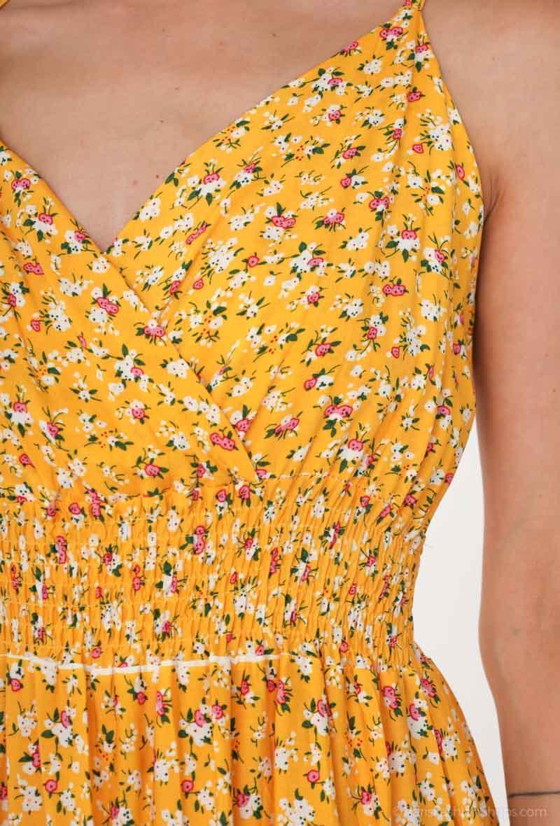 Vestido Glorie AmarilloVestido Largo Cruzado Glorie El Vestido Glorie Amarillo es una prenda elegante y versátil con un escote cruzado y un estampado de pequeñas flores que lo hacen único. Sus tirantes regulables ofrecen un ajuste perfecto y cómodo. Ideal