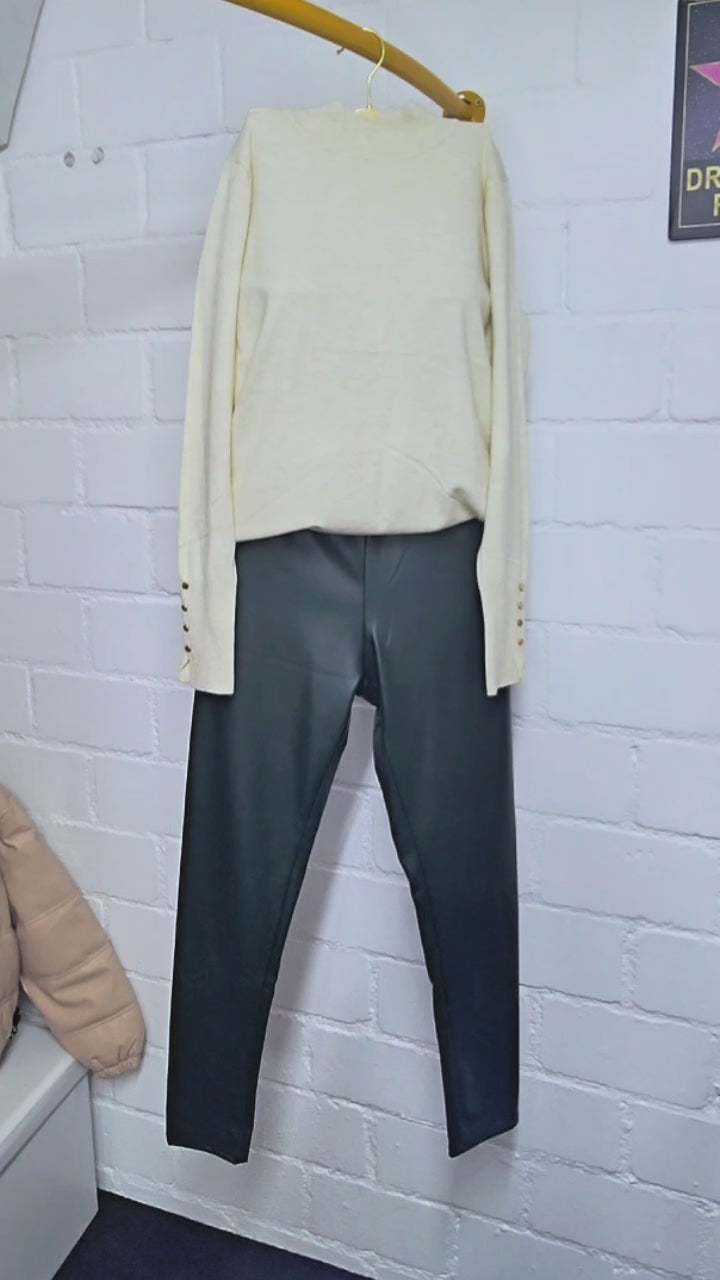 Leggins polar efecto pielLeggins polares efecto cuero Con el forro polar de estos leggins olvídate del frio con tu look mas cañero! Talla unica apta desde la S hasta la L (36/40) Forro interior Elásticos 6 Colores Envío: Suiza 2/4 días Europa 5/9 días