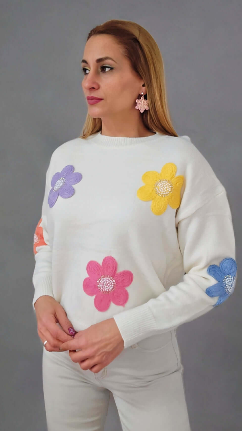 Pullover Jersey Flores BlancoDescubre el jersey perfecto. Este maravilloso jersey es cómodo y práctico, cuenta con flores en varios colores tejidas y avalarorios decorativos que le den un toque muy chic ¡Ademá ofrece calidez y un estilo único en esta temp