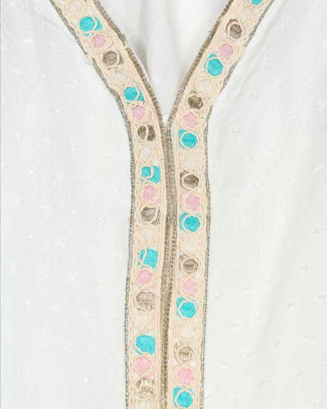 Top Blusa PlumetiTop Plumeti Bordado Únete al estilo boho con nuestra Blusa plumeti ! Con su diseño ligero y bordados únicos, te sentirás fresca y femenina en cualquier ocasión. Los tirantes son regulables y está disponible en tallas s, m y l. ¡Añade un t