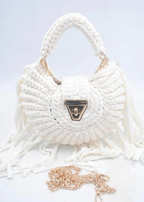 Bolso Tejido Chic KalasBolso Tejido Chic Kalas Eleva tu estilo con el Bolso Tejido Chic Kalas. Su diseño en tonos rosados y su asa en el mismo material, cierre en contraste color gold, lo hacen sofisticado y exclusivo. Además, su cadena permite llevarlo c