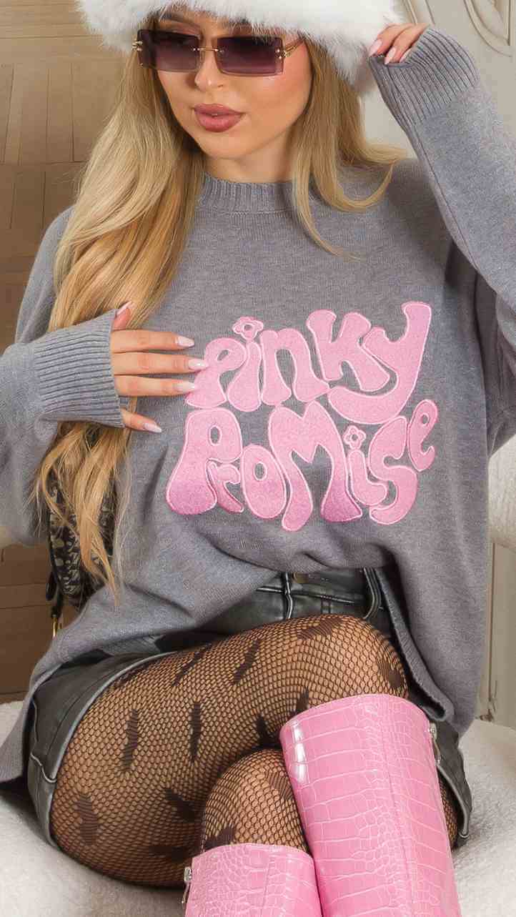 Jersey Oversize Pinky Promise GrisDisfruta de un look ultra suave y con estilo muy pinky con nuestro Jersey Oversize Pinky Promise. Con su diseño frontal en relieve y su corte Oversize, este jersey te hará sentir cómodo y a la moda. Disponible en talla ún