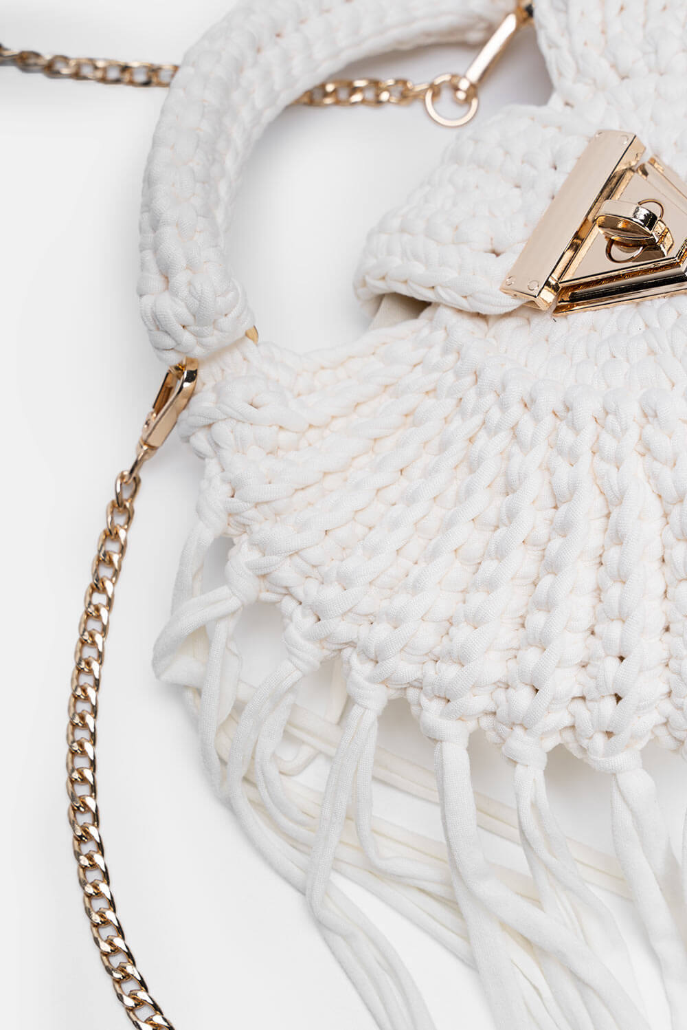 Bolso Tejido Chic KalasBolso Tejido Chic Kalas Eleva tu estilo con el Bolso Tejido Chic Kalas. Su diseño en tonos rosados y su asa en el mismo material, cierre en contraste color gold, lo hacen sofisticado y exclusivo. Además, su cadena permite llevarlo c