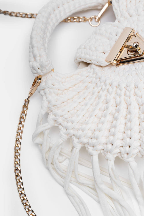 Bolso Tejido Chic KalasBolso Tejido Chic Kalas Eleva tu estilo con el Bolso Tejido Chic Kalas. Su diseño en tonos rosados y su asa en el mismo material, cierre en contraste color gold, lo hacen sofisticado y exclusivo. Además, su cadena permite llevarlo c