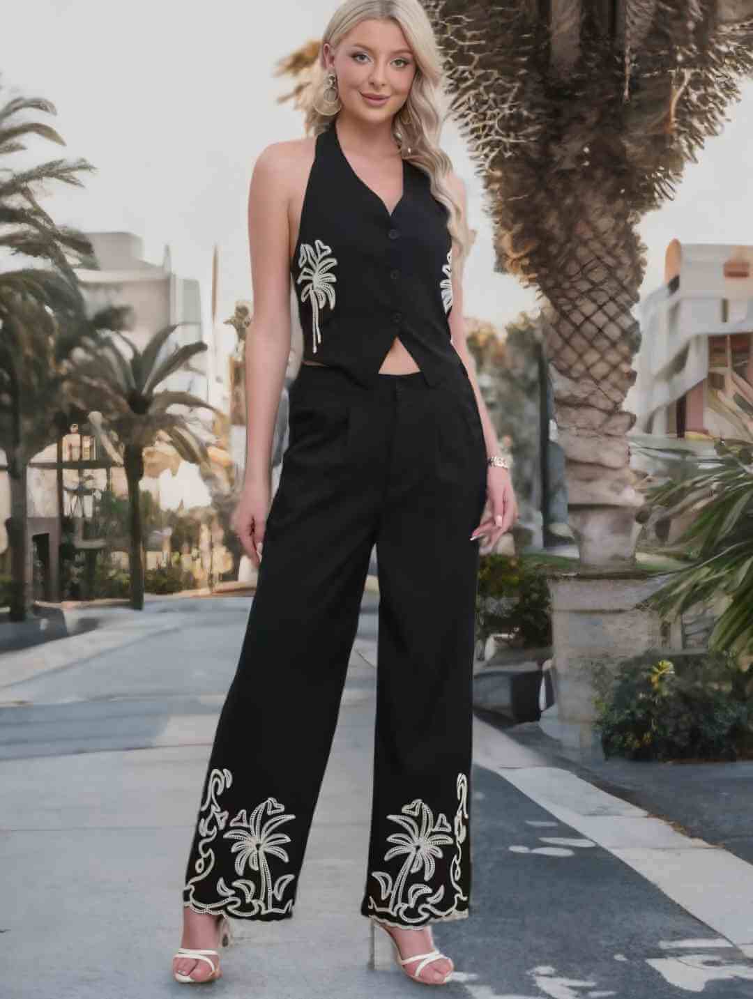 Set Palma Chaleco Y Pantalón¡Luce la tendencia de esta temporada con nuestro set Palma ! El chaleco con bordados de palmeras y sujeción al cuello te dará un look único, mientras que el pantalón estilo traje con bordados en el bajo y cierre de botón con cr