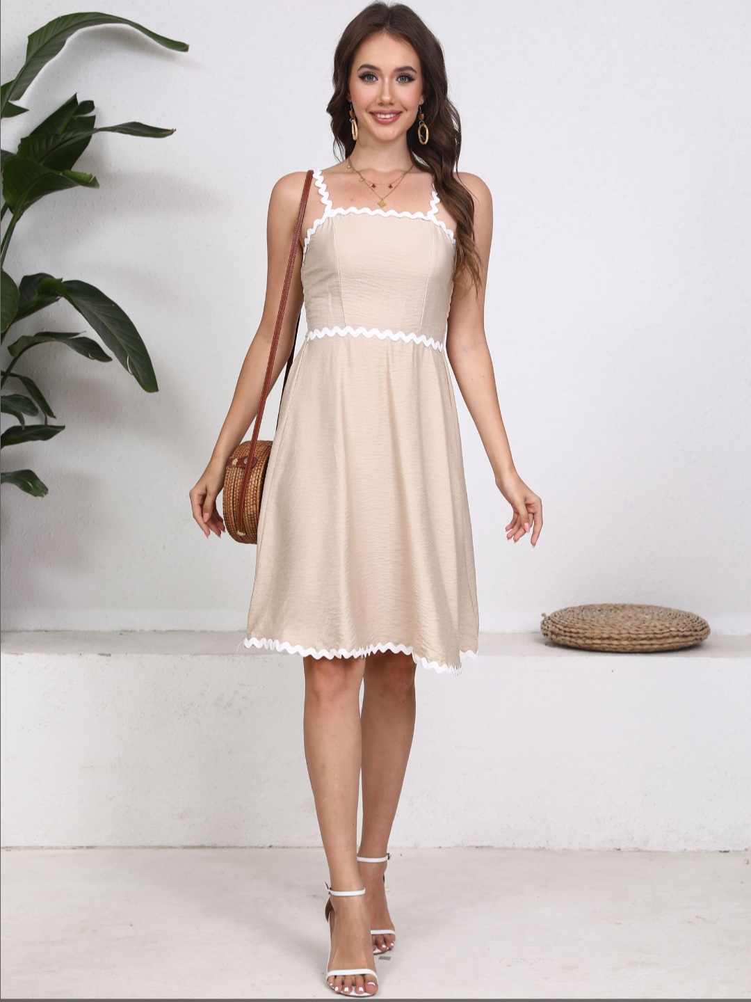 Vestido ContrasteVestido Romantico Contrastes Vestido Romántico con Ribete Ondulado – Disponible en Blanco, Negro, Vainilla y Beige Descubre el vestido ideal para tus días más femeninos y chic. Este vestido corto de tirantes con escote cuadrado realza tu