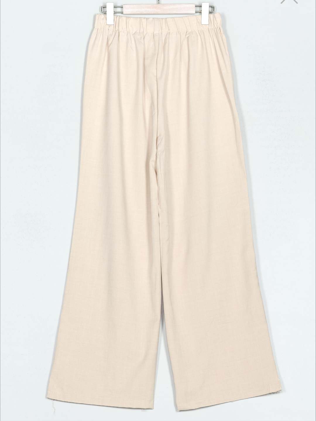 Set Palma Chaleco Y Pantalón¡Luce la tendencia de esta temporada con nuestro set Palma ! El chaleco con bordados de palmeras y sujeción al cuello te dará un look único, mientras que el pantalón estilo traje con bordados en el bajo y cierre de botón con cr