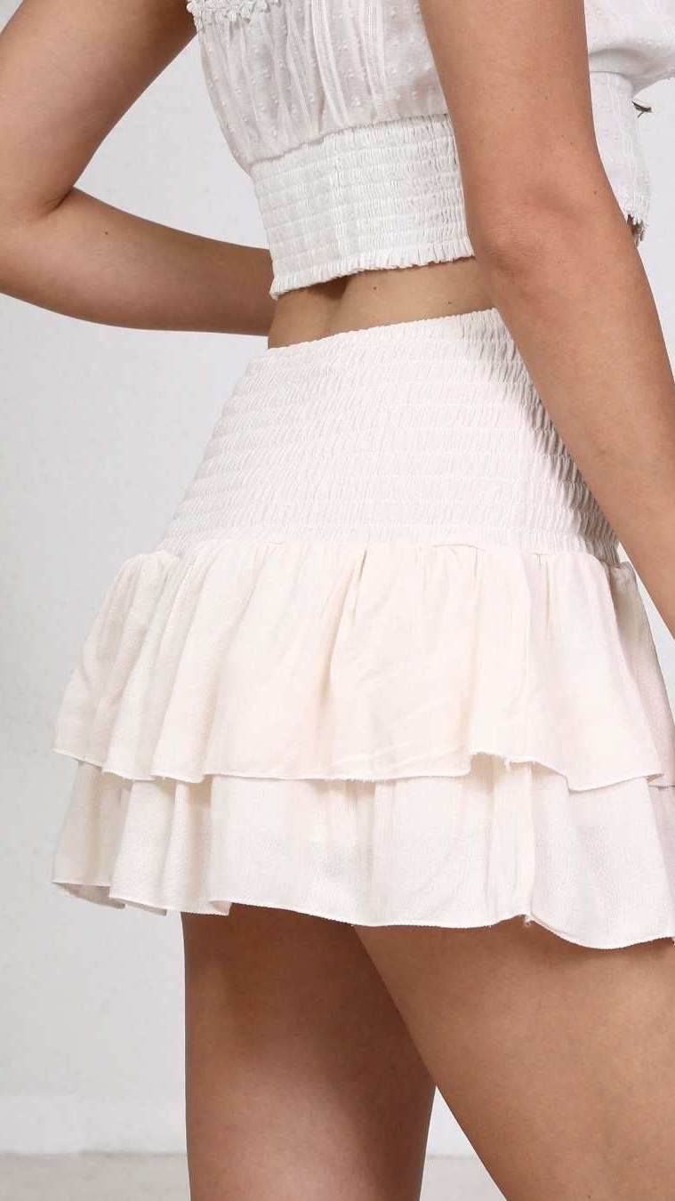Falda Short Volantes Ibiza -6 ColoresFalda Short Volantes Ibiza ¡No hay mejor sensación que la comodidad y la feminidad combinadas! ¡Con nuestra falda con short interior y volantes, estarás cómoda y elegante, mientras los volantes realzan tu figura! La ci