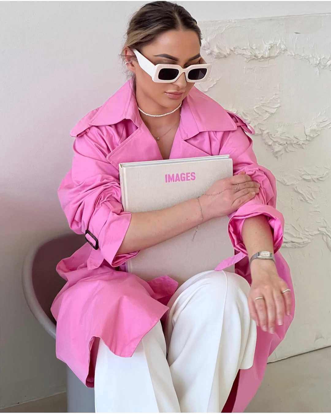 Gabardina New York Style Pink¡Dale un toque de luz a tu look con la gabardina rosa New York Style! Olvídate de las gabardinas aburridas y haz una declaración de moda con este esencial de la temporada. Talla única S-XL para adaptarse a todas las tallas. ¡H
