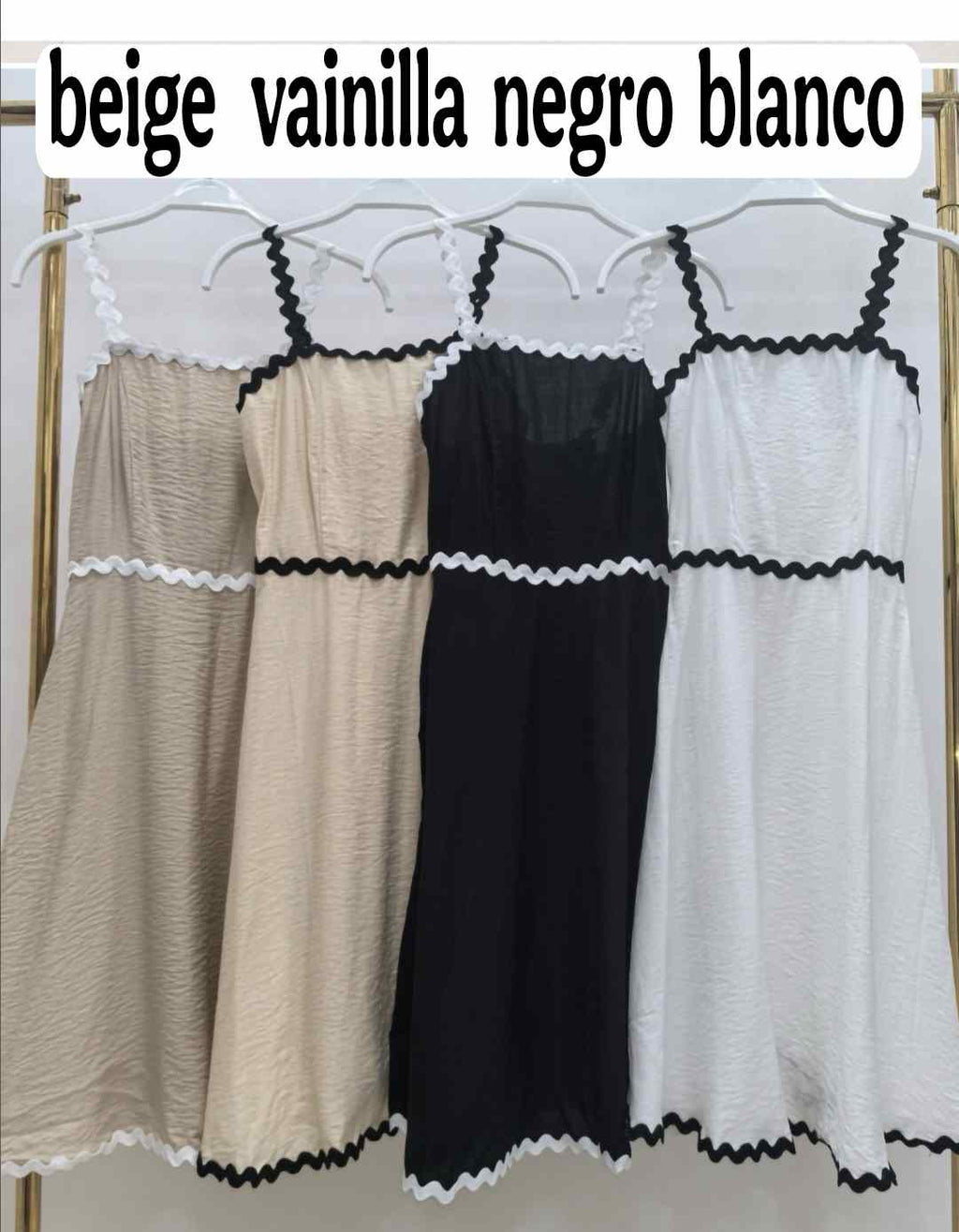 Vestido ContrasteVestido Romantico Contrastes Vestido Romántico con Ribete Ondulado – Disponible en Blanco, Negro, Vainilla y Beige Descubre el vestido ideal para tus días más femeninos y chic. Este vestido corto de tirantes con escote cuadrado realza tu