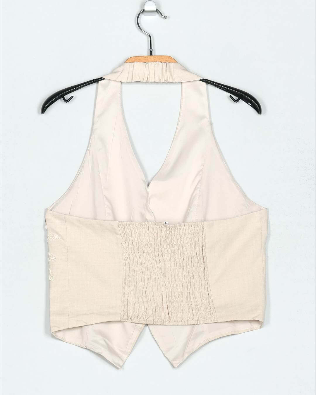 Set Palma Chaleco Y Pantalón¡Luce la tendencia de esta temporada con nuestro set Palma ! El chaleco con bordados de palmeras y sujeción al cuello te dará un look único, mientras que el pantalón estilo traje con bordados en el bajo y cierre de botón con cr