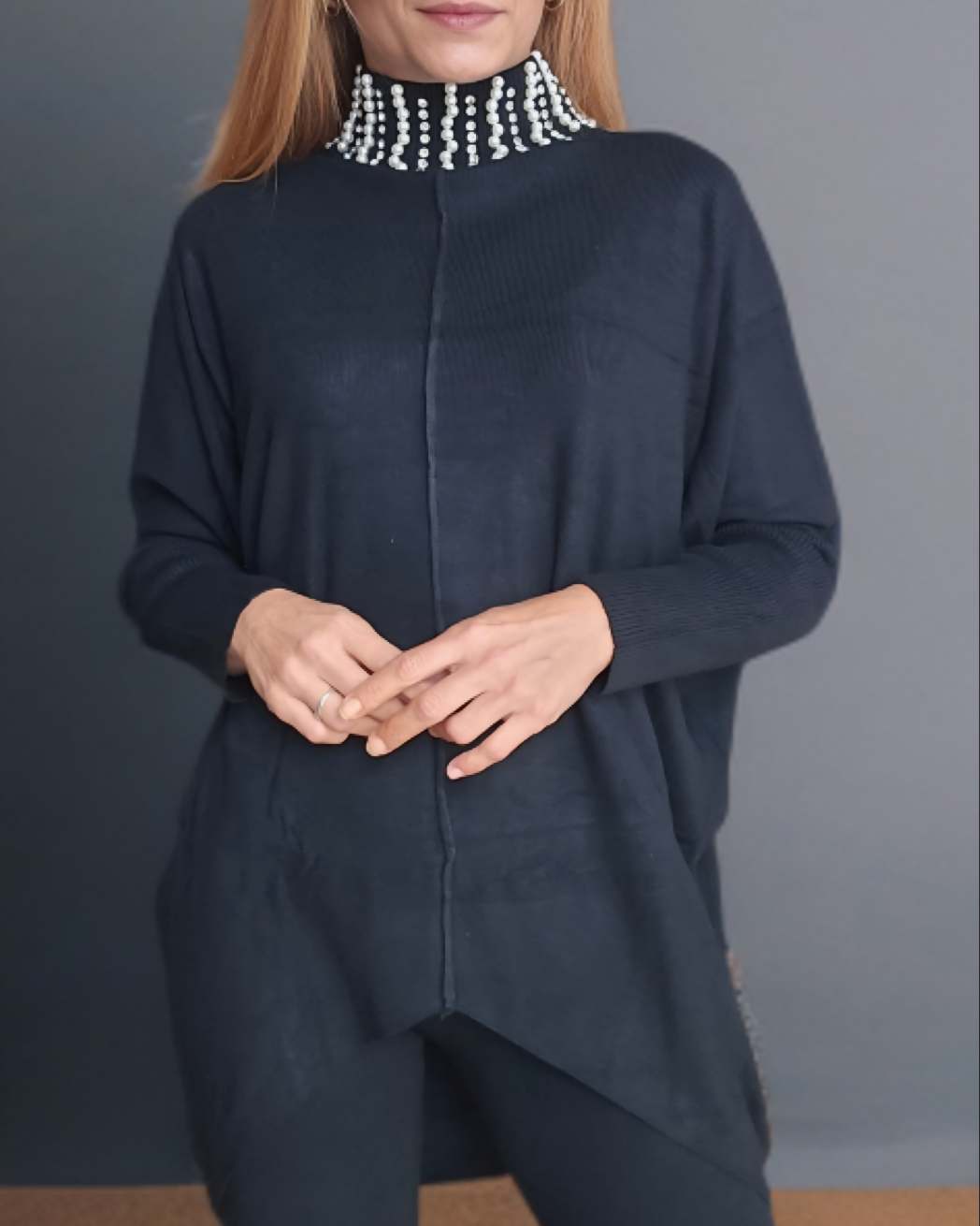 Set Strick Jersey con leggins punto- Negro¡Mantén un aspecto elegante y confortable con nuestro conjunto de Jersey con cuello decorado con brillantes y leggins de punto. Talla unica desde XS hasta 2XL, la elasticidad del leggin garantiza comodidad sin tra