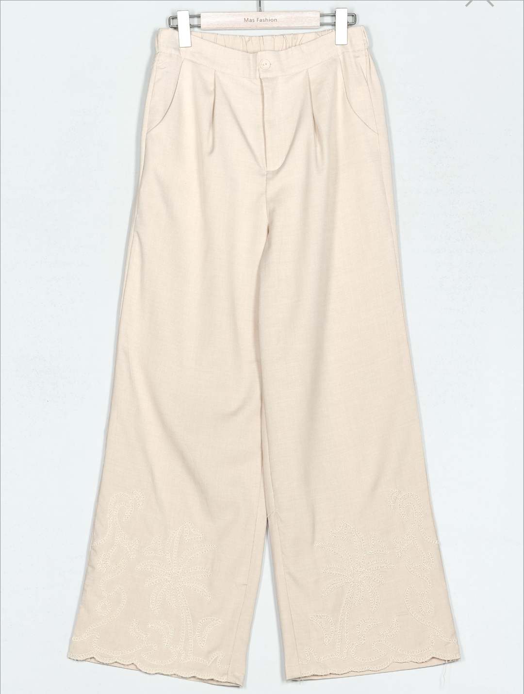 Set Palma Chaleco Y Pantalón¡Luce la tendencia de esta temporada con nuestro set Palma ! El chaleco con bordados de palmeras y sujeción al cuello te dará un look único, mientras que el pantalón estilo traje con bordados en el bajo y cierre de botón con cr