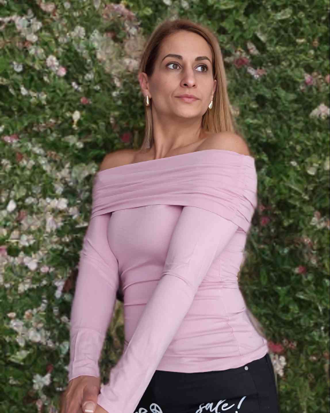 Camiseta Casual 4 ColoresEs el must have esta temporada! Diseñado con estilo de hombros descubiertos ofrece una perfecta combinación de comodidad y estilo moderno. La camiseta es suave al tacto y ligero. La zona de los laterales en los hombros es ajustada