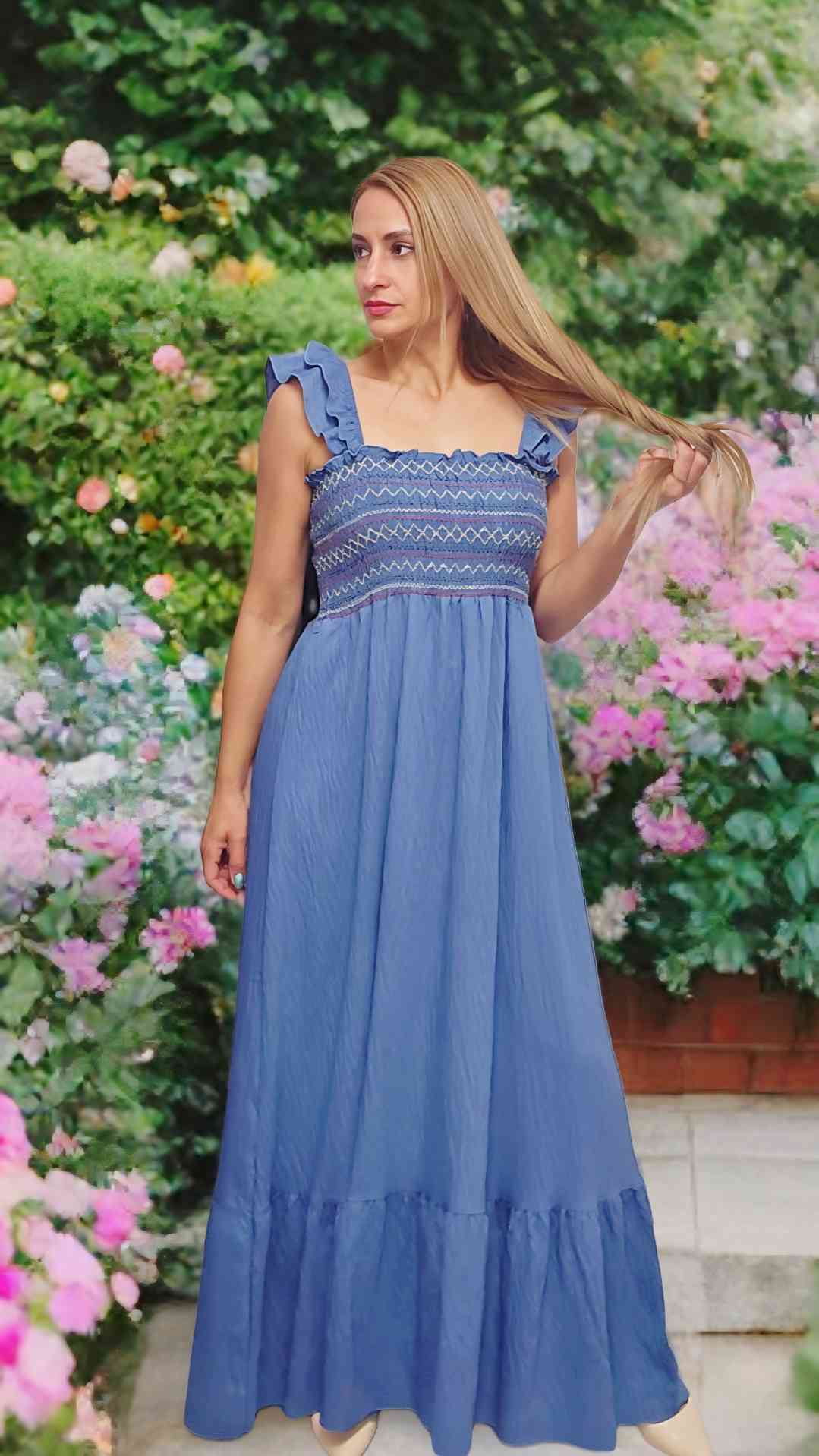 Vestido Volante MaxiVestido volante Maxi ¡Luce un estilo elegante y fresco con nuestro Vestido Volante Maxi! Con doble volante en las mangas y fruncido en el pecjo y espalda este vestido largo te garantiza un look llamativo y femenino. Su caída liviana y