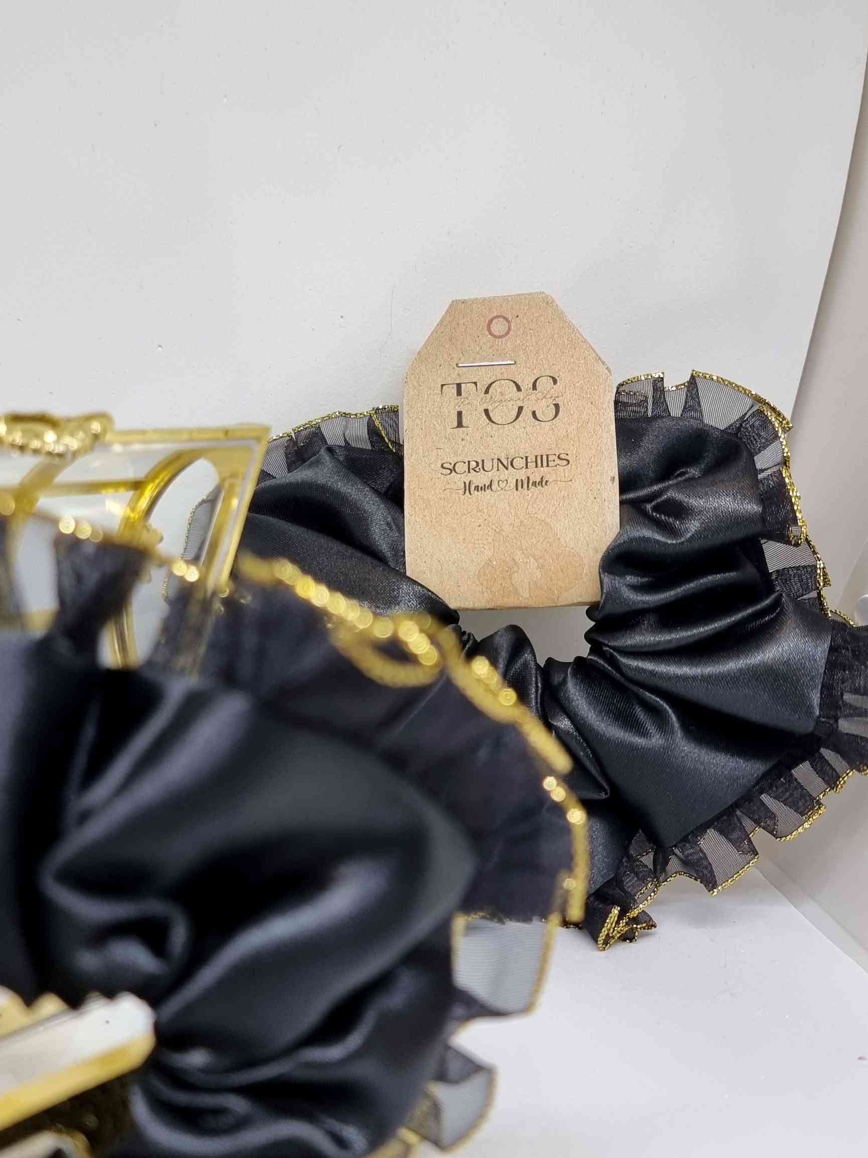 Scrunchie Glam Gold XLColetero Glam Gold XL- Selección Otoño Embellece tu peinado con este coletero hermosamente diseñada a mano. Está fabricada con suave satén y contraste con encaje en tono dorado. Estas Scrunchies cuidan tu cabello protegiéndolo de dañ