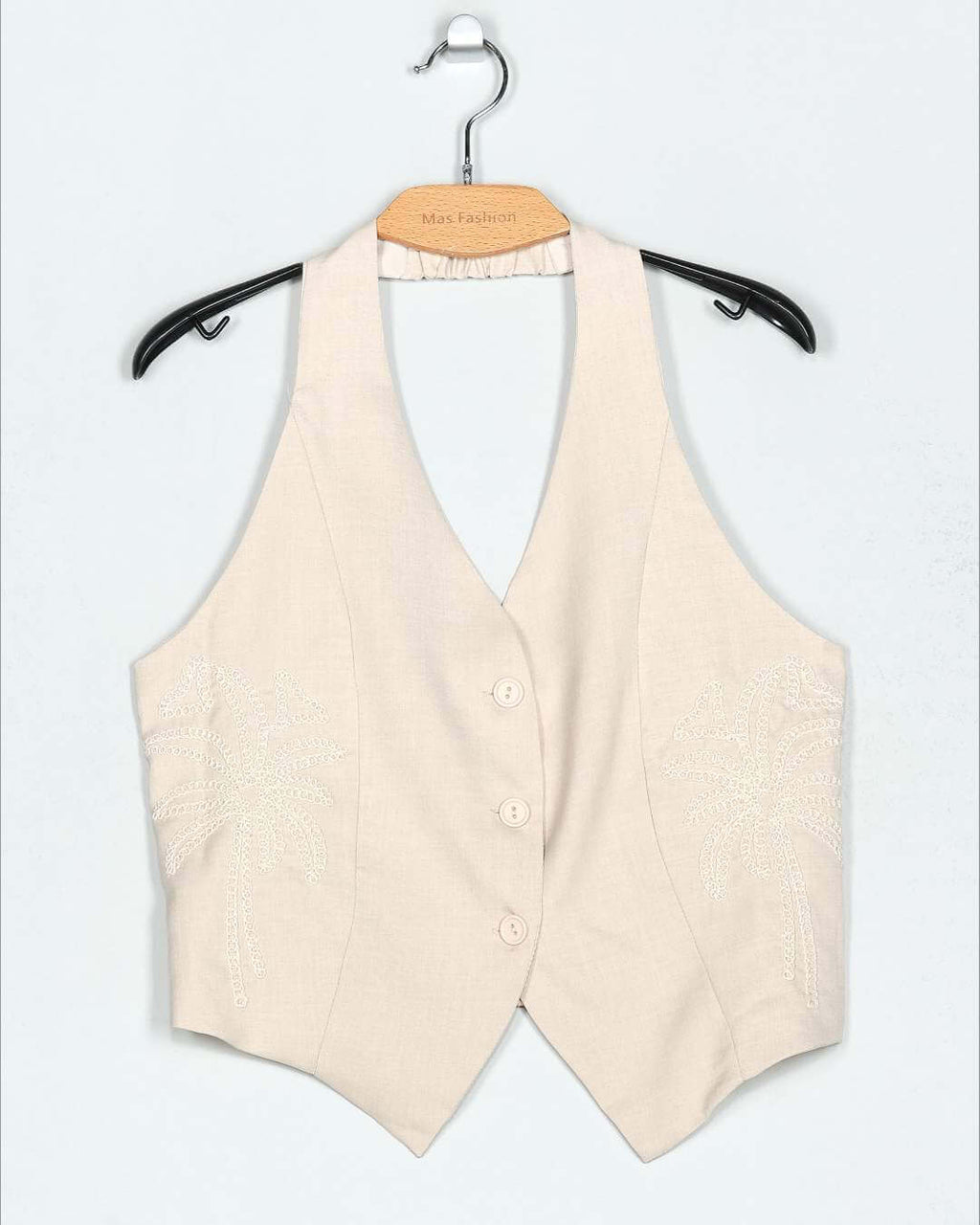 Set Palma Chaleco Y Pantalón¡Luce la tendencia de esta temporada con nuestro set Palma ! El chaleco con bordados de palmeras y sujeción al cuello te dará un look único, mientras que el pantalón estilo traje con bordados en el bajo y cierre de botón con cr