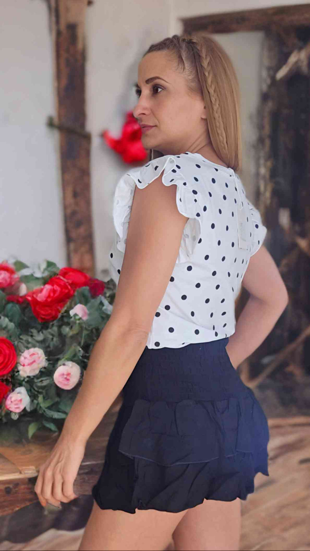 T-Shirt Lunares - 3 colores¡Siente la alegría de la primavera con nuestro top verde Desire! Esta blusa es perfecta para cualquier ocasión, con lunares blancos y tirantes con volantes en esre color tendencia. ¡Combínala con tus prendas mas cómodas para un