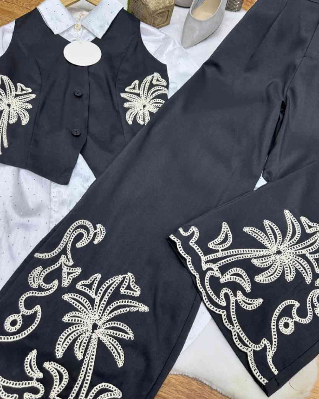 Set Palma Chaleco Y Pantalón¡Luce la tendencia de esta temporada con nuestro set Palma ! El chaleco con bordados de palmeras y sujeción al cuello te dará un look único, mientras que el pantalón estilo traje con bordados en el bajo y cierre de botón con cr