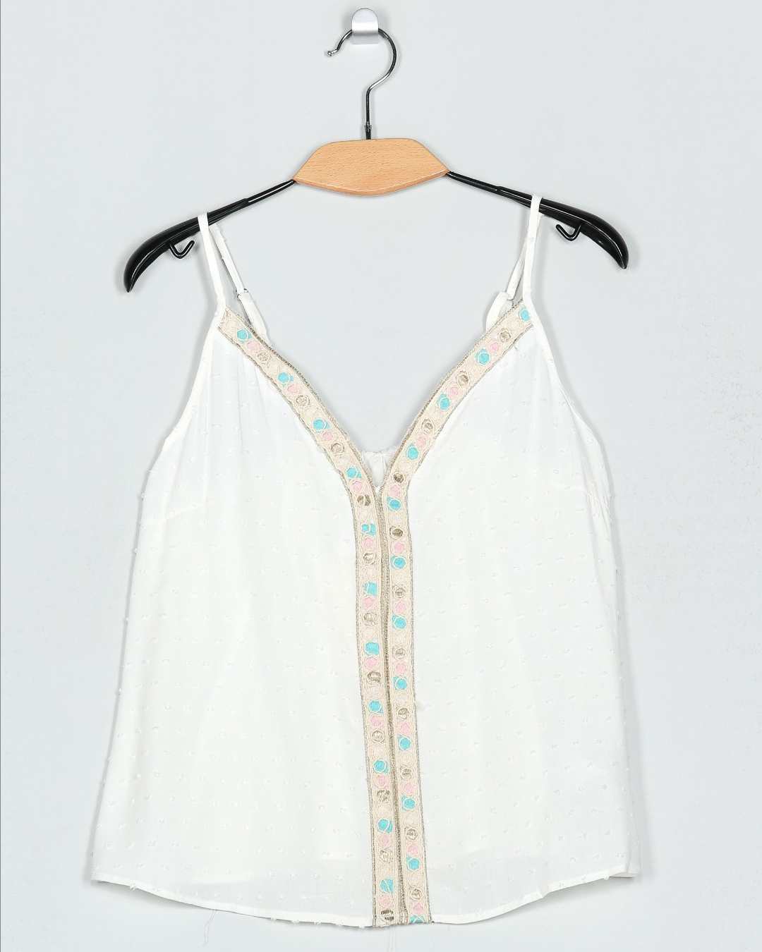 Top Blusa PlumetiTop Plumeti Bordado Únete al estilo boho con nuestra Blusa plumeti ! Con su diseño ligero y bordados únicos, te sentirás fresca y femenina en cualquier ocasión. Los tirantes son regulables y está disponible en tallas s, m y l. ¡Añade un t