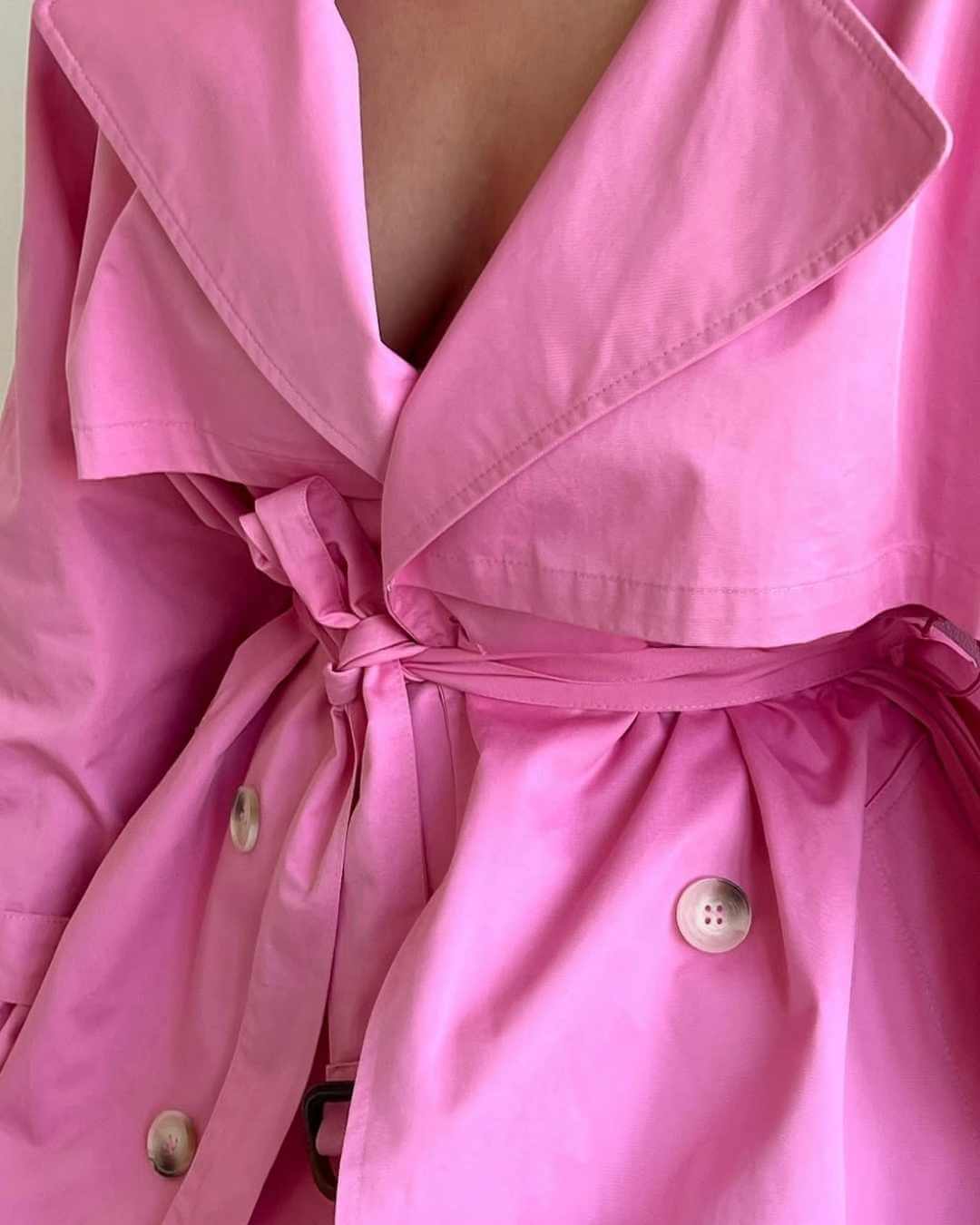 Gabardina New York Style Pink¡Dale un toque de luz a tu look con la gabardina rosa New York Style! Olvídate de las gabardinas aburridas y haz una declaración de moda con este esencial de la temporada. Talla única S-XL para adaptarse a todas las tallas. ¡H