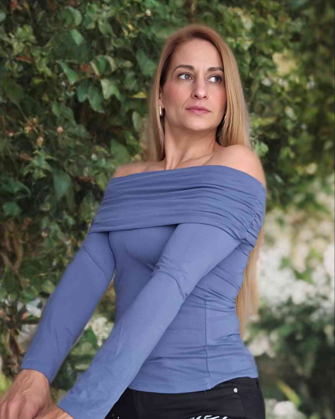 Camiseta Casual 4 ColoresEs el must have esta temporada! Diseñado con estilo de hombros descubiertos ofrece una perfecta combinación de comodidad y estilo moderno. La camiseta es suave al tacto y ligero. La zona de los laterales en los hombros es ajustada