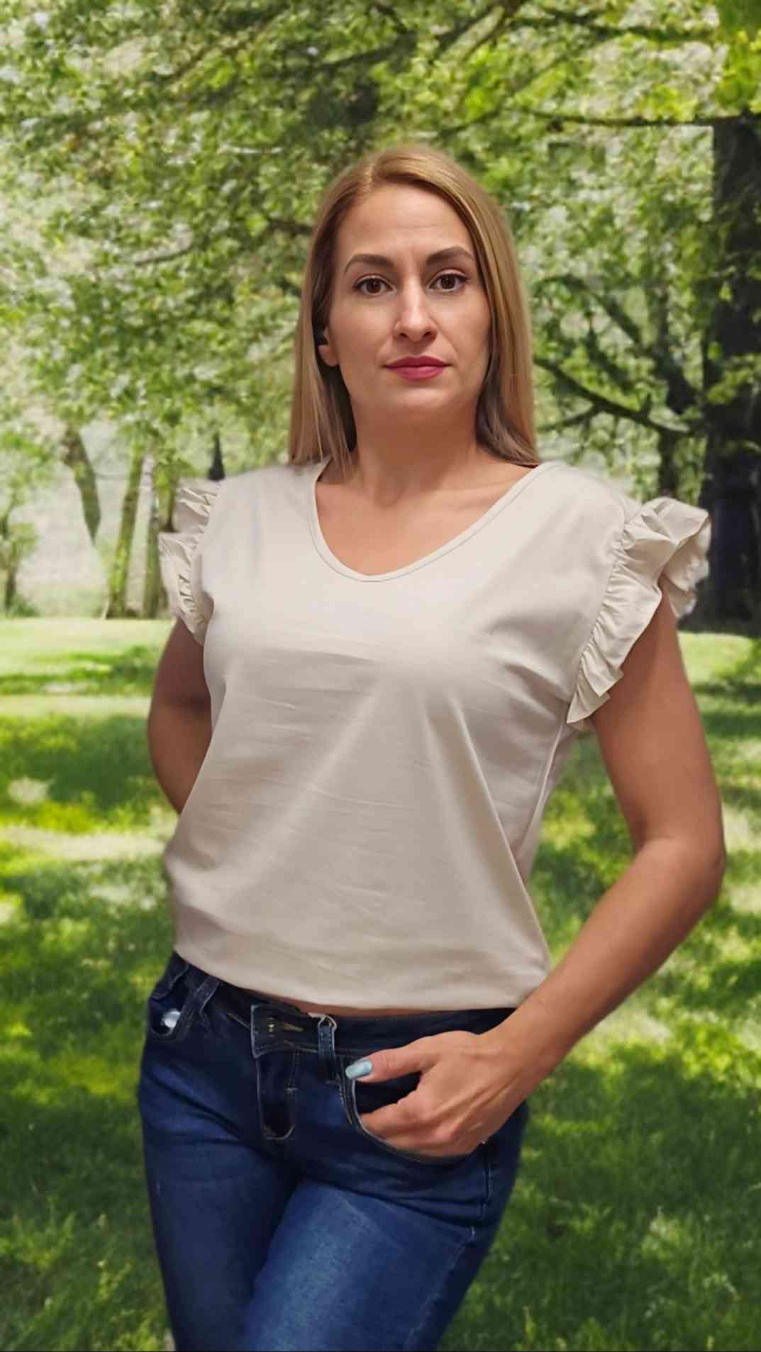 Camiseta Volantes | T-shirt CottonCamiseta manga volantes ¡Destaca con estilo con nuestra camiseta de algodón con doble volante en las mangas! Esta camiseta es perfecta para un look casual y coqueto. El doble volante en las mangas añade un toque femenino