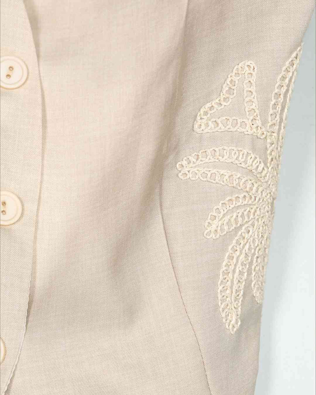 Set Palma Chaleco Y Pantalón¡Luce la tendencia de esta temporada con nuestro set Palma ! El chaleco con bordados de palmeras y sujeción al cuello te dará un look único, mientras que el pantalón estilo traje con bordados en el bajo y cierre de botón con cr
